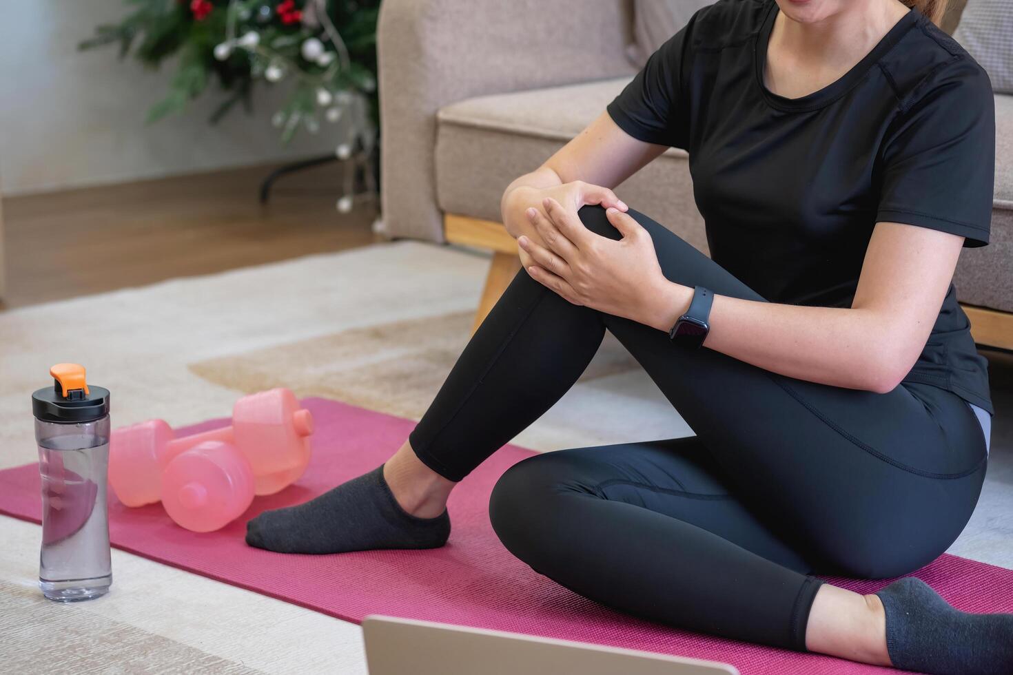 donne siamo allungamento, a casa, e fitness donne esercizio o fare yoga nel loro Camera da letto per Salute e benessere un' sano, calma femmina persona formazione o Lavorando su il Casa pavimento. foto