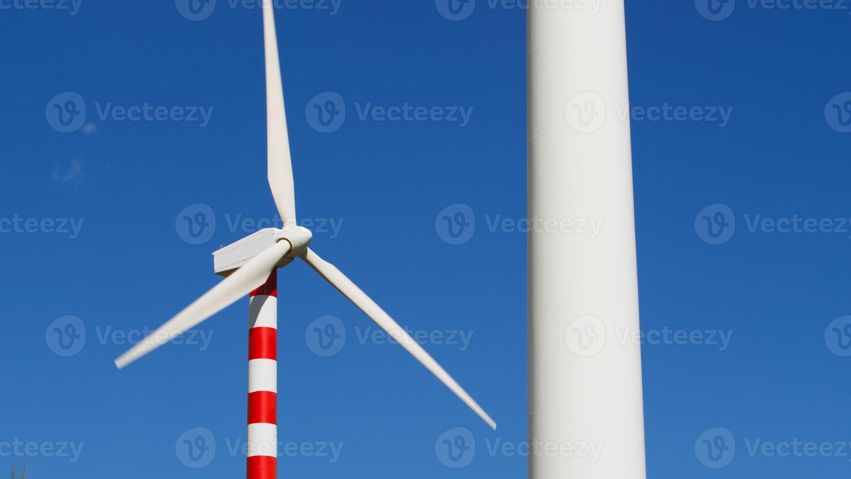 vento turbina con rosso e bianca strisce foto