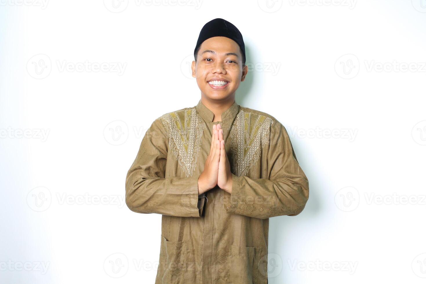 sorridente asiatico uomo dare saluto nel eid al Fitr celebrazione indossare koko Abiti isolato su bianca sfondo foto