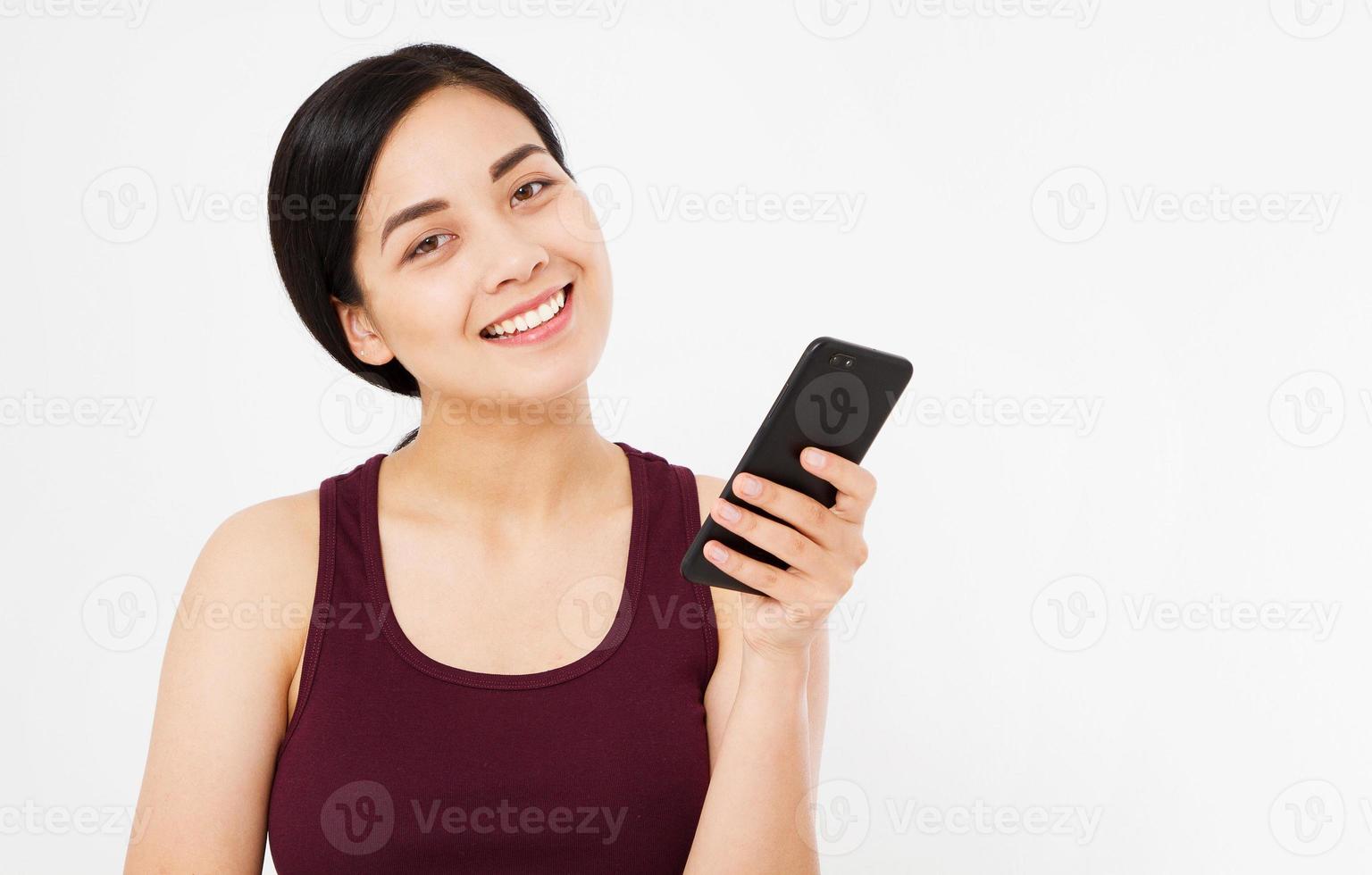 carino felice donna coreana tenere il telefono cellulare isolato su sfondo bianco foto