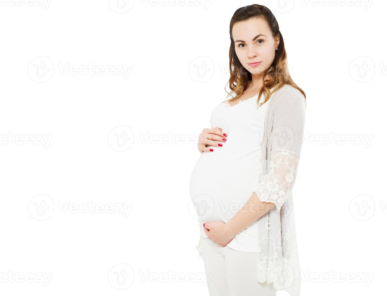 giovane bella donna incinta in piedi su sfondo bianco isolato foto