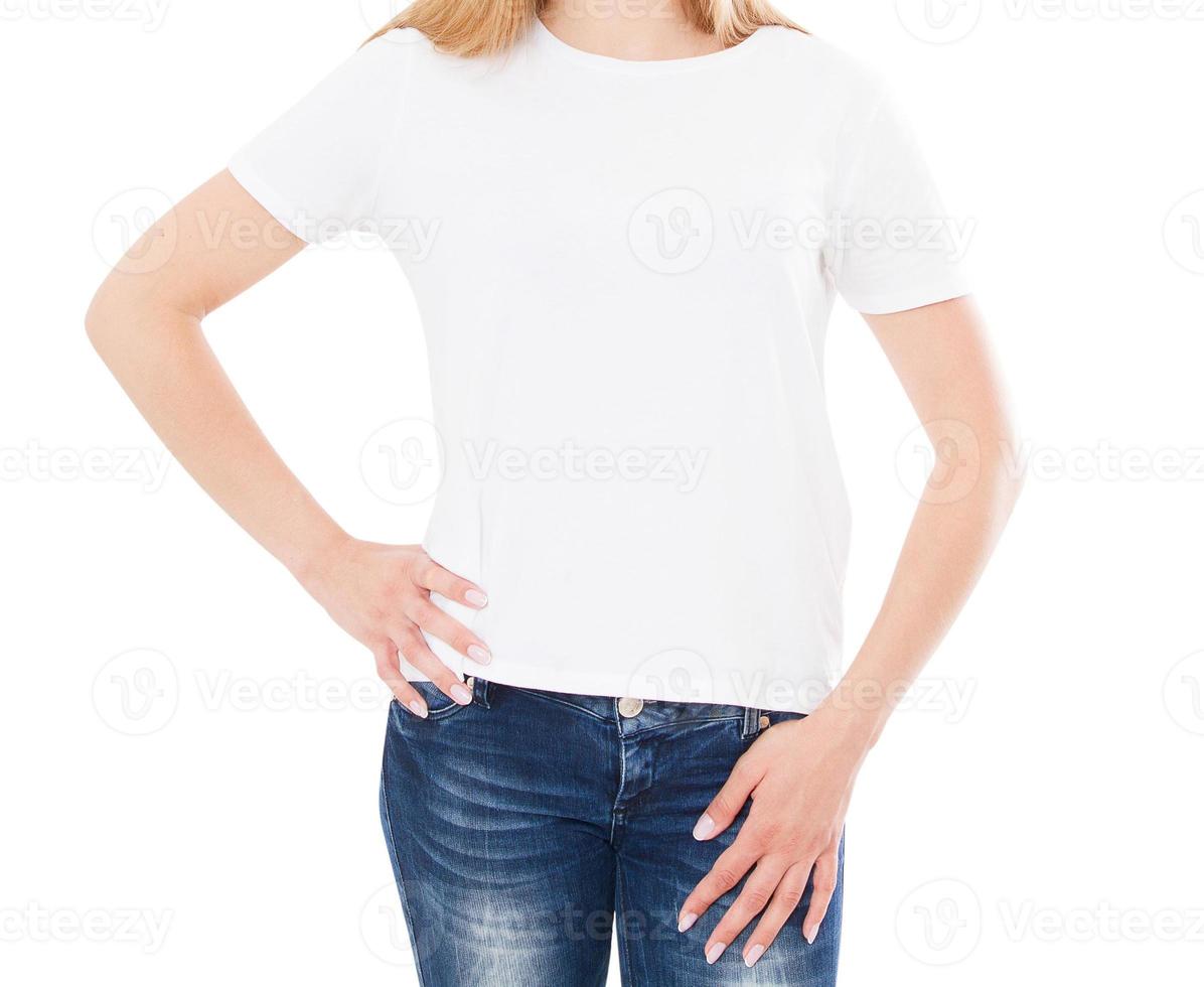 t-shirt bianca mock up isolata su bianco, donna in maglietta, ragazza in maglietta bianca foto