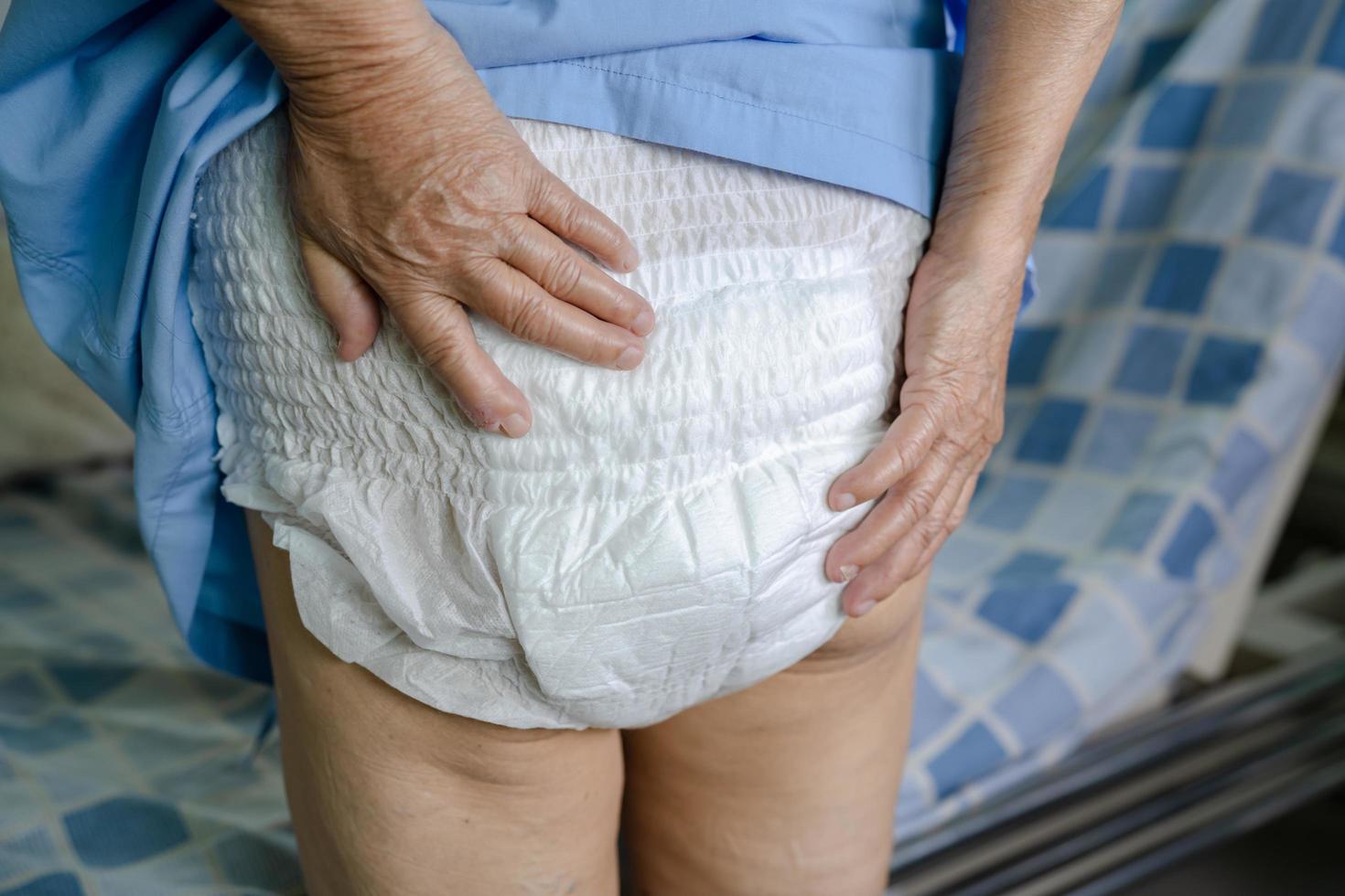paziente asiatico anziana o anziana donna anziana che indossa pannolino per incontinenza nel reparto ospedaliero di cura, concetto medico sano e forte. foto