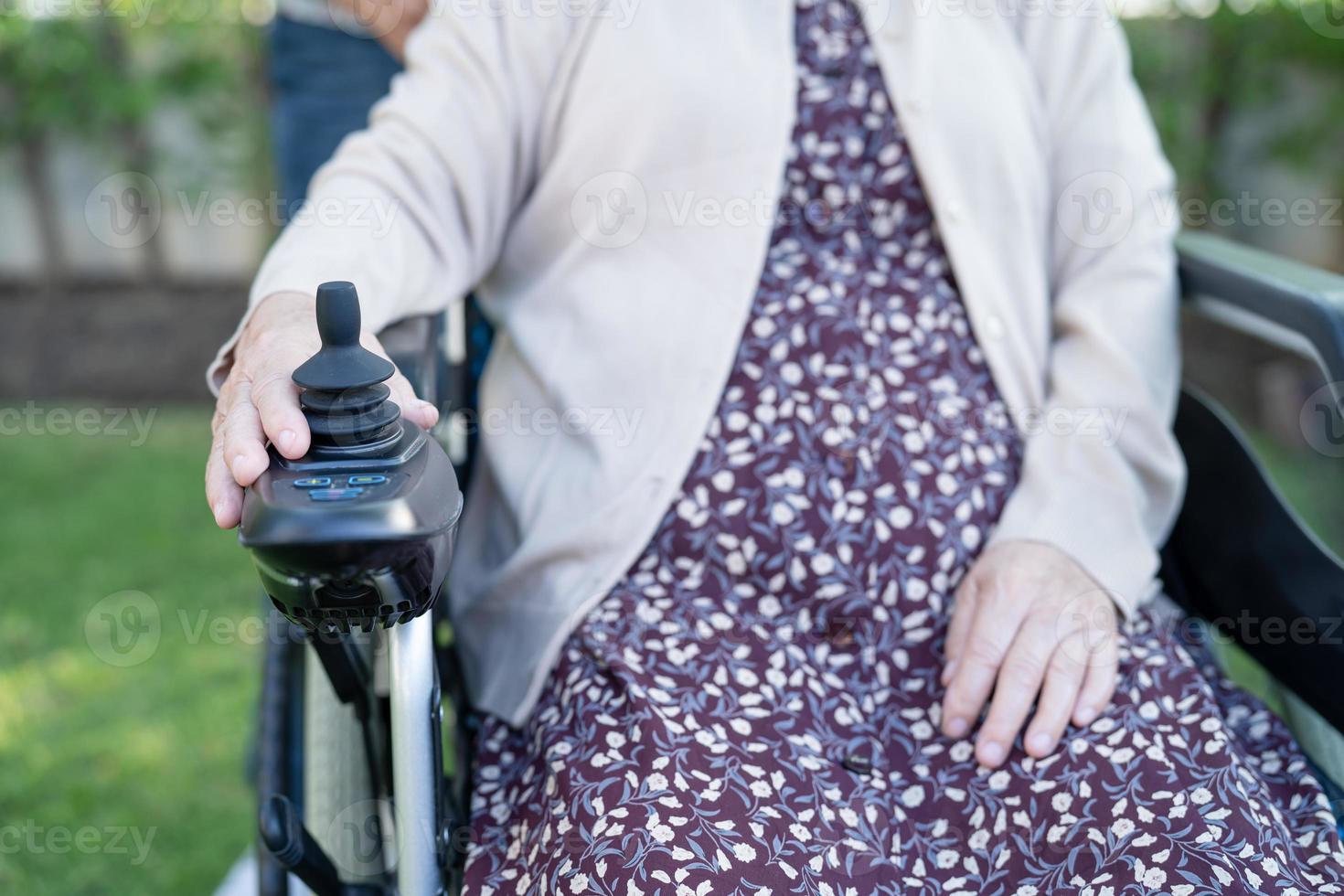 paziente asiatico anziana o anziana signora anziana su sedia a rotelle elettrica con telecomando nel reparto ospedaliero di cura, concetto medico sano e forte foto