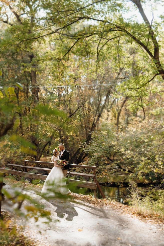 passeggiata degli sposi nel bosco autunnale foto