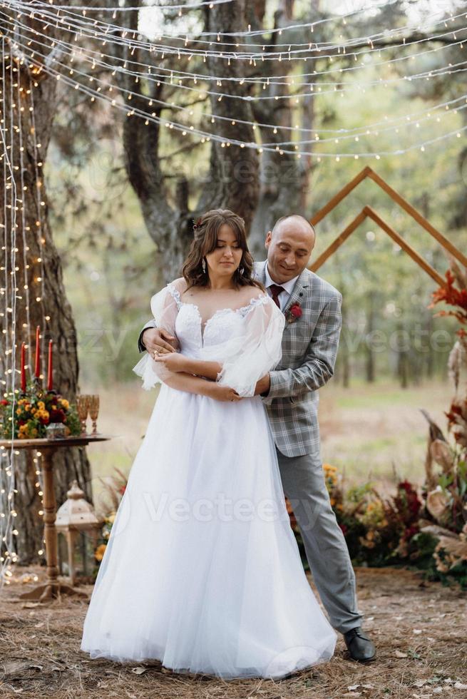 uomo e donna si sono fidanzati nella foresta autunnale foto