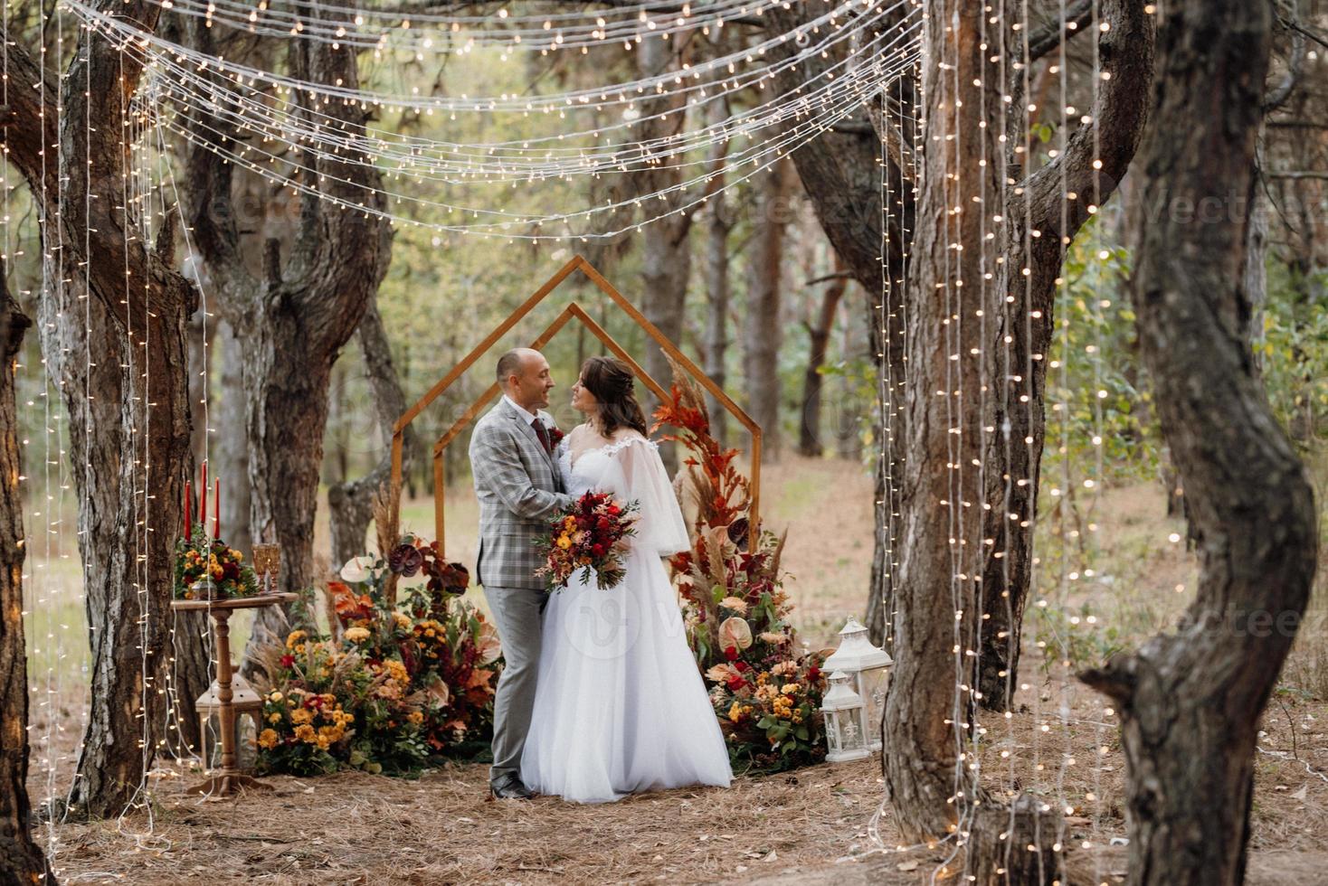 uomo e donna si sono fidanzati nella foresta autunnale foto