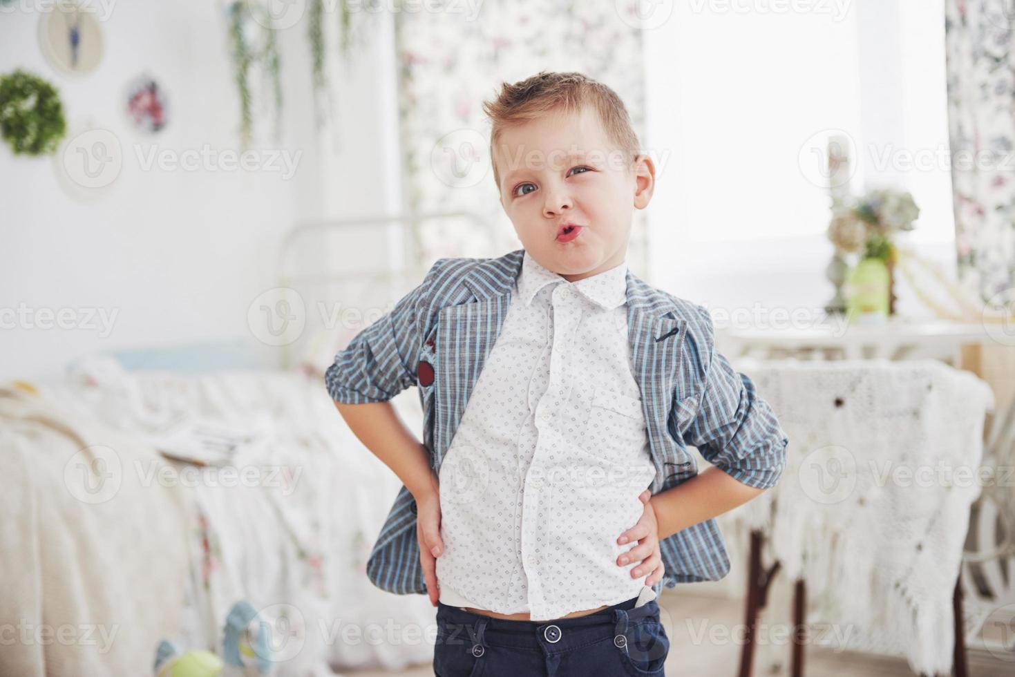 i compiti e il concetto di scuola. ragazzo triste con la giacca della scuola foto