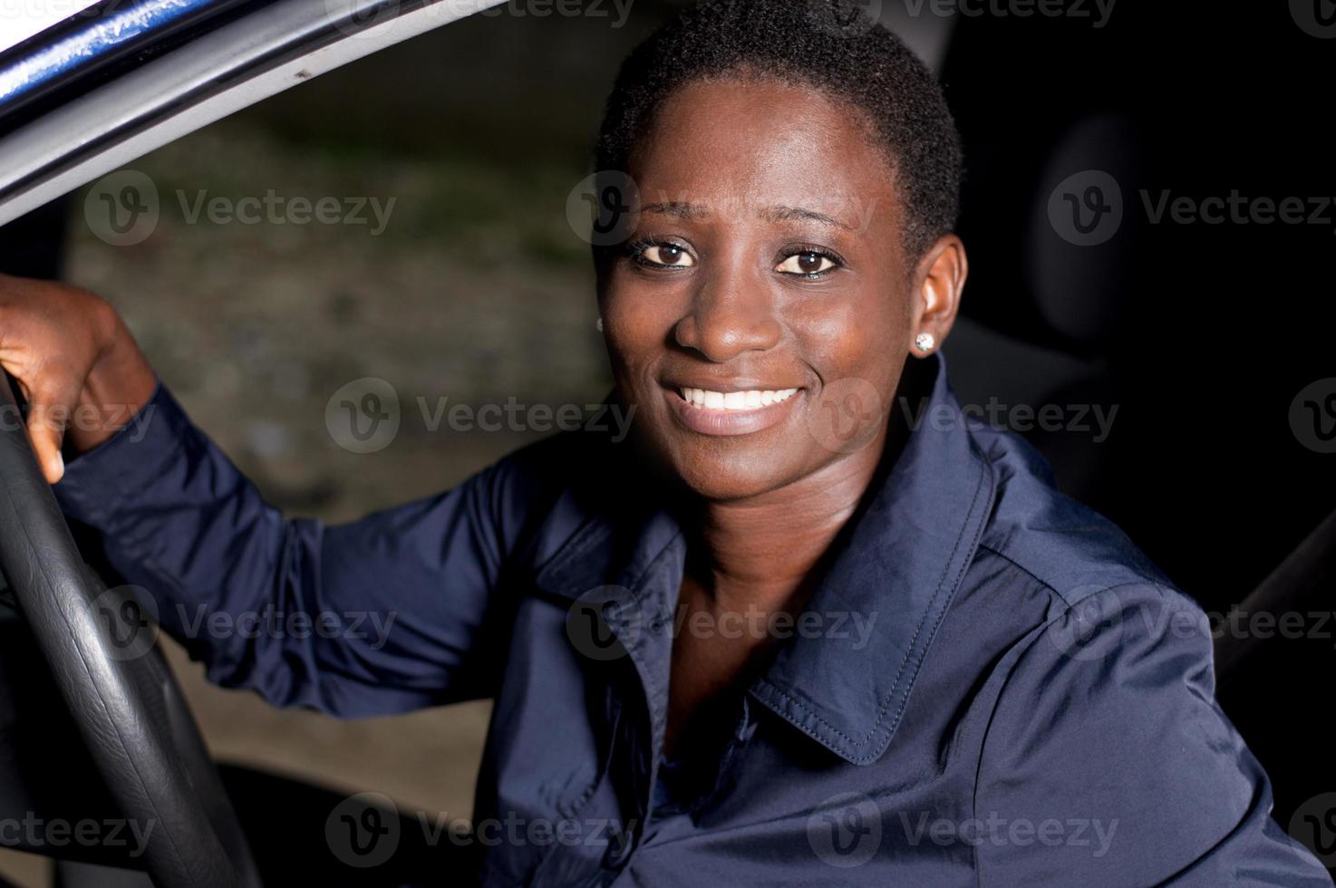 giovane donna sorridente al volante. foto