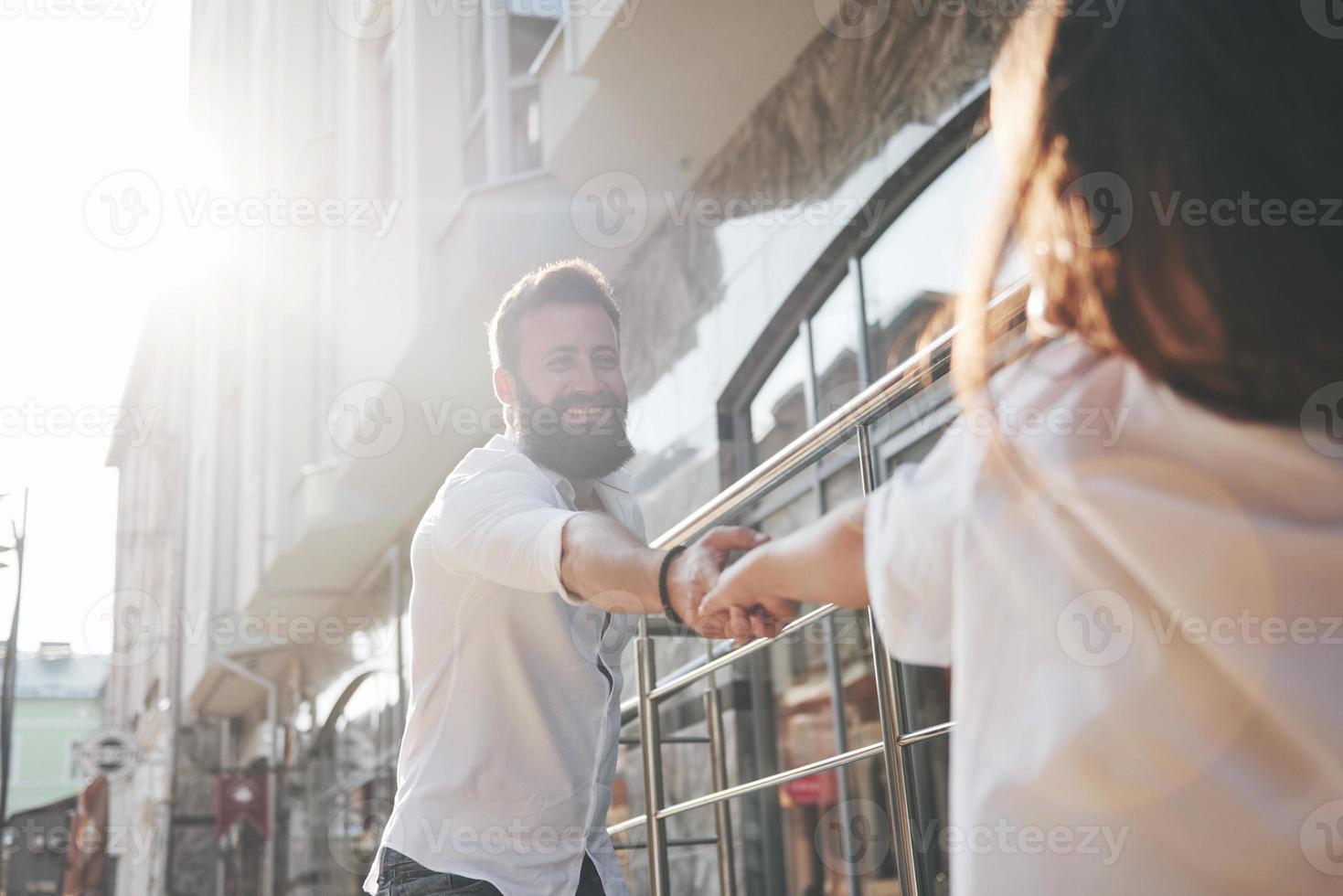 una giovane coppia di innamorati divertenti si diverte in una giornata di sole. foto