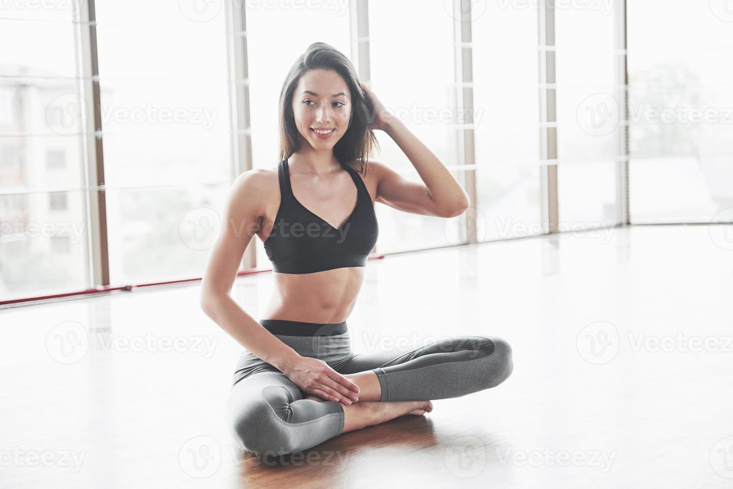 una ragazza sportiva che fa un allungamento. una donna cerca di essere in buona forma foto