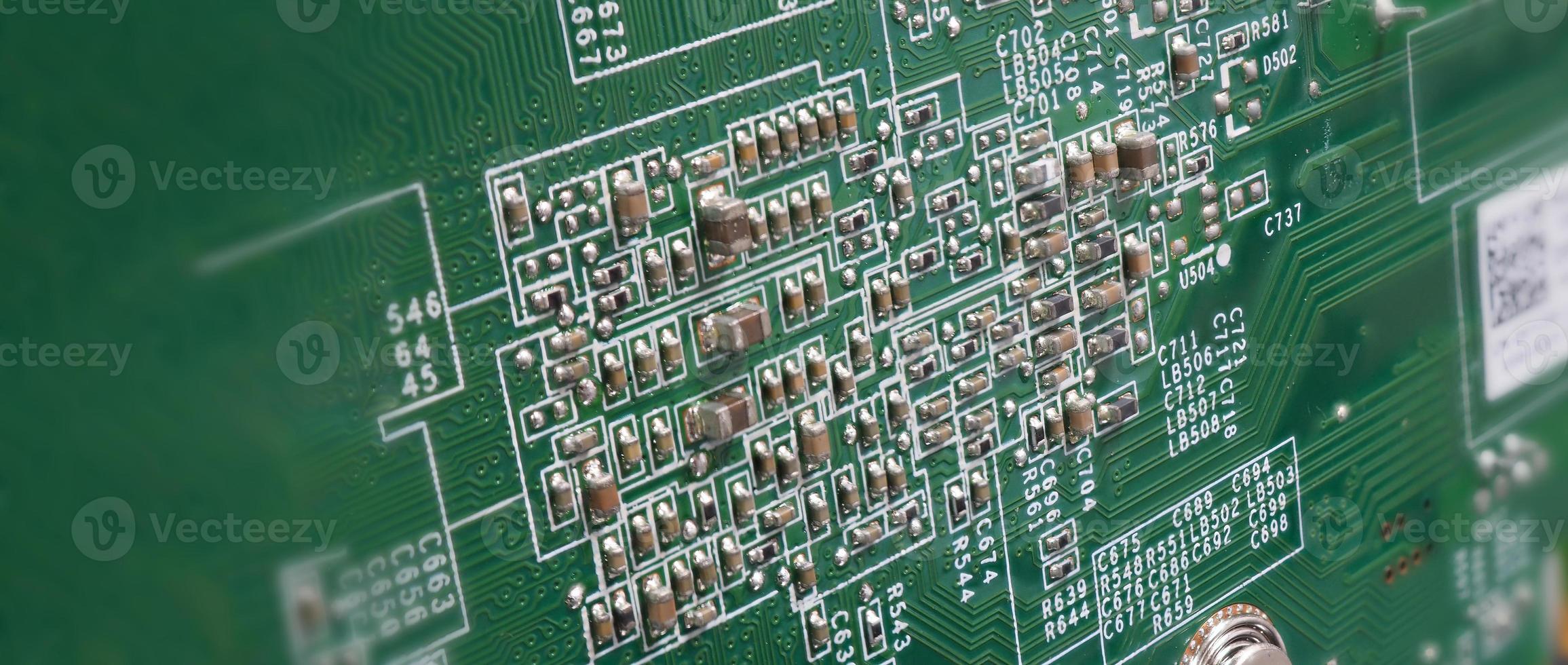 semiconduttore. chip cpu situato sulla scheda madre verde del computer. foto