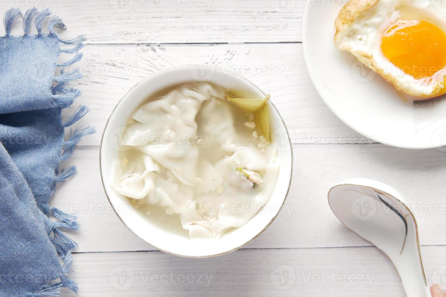 zuppa di gnocchi in una ciotola sul tavolo, foto