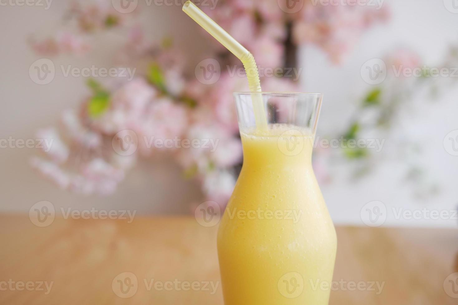 succo d'ananas in bottiglia sul tavolo foto