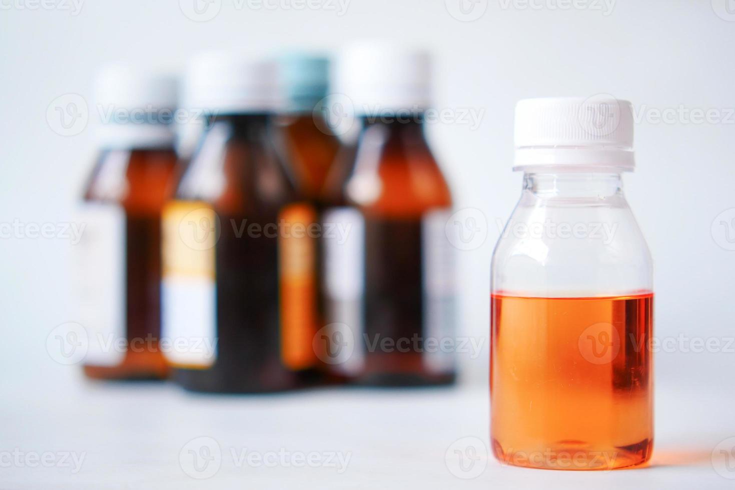 bottiglia con medicina liquida su bianco, foto
