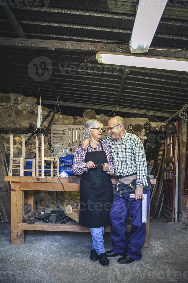 coppia di anziani in una falegnameria foto