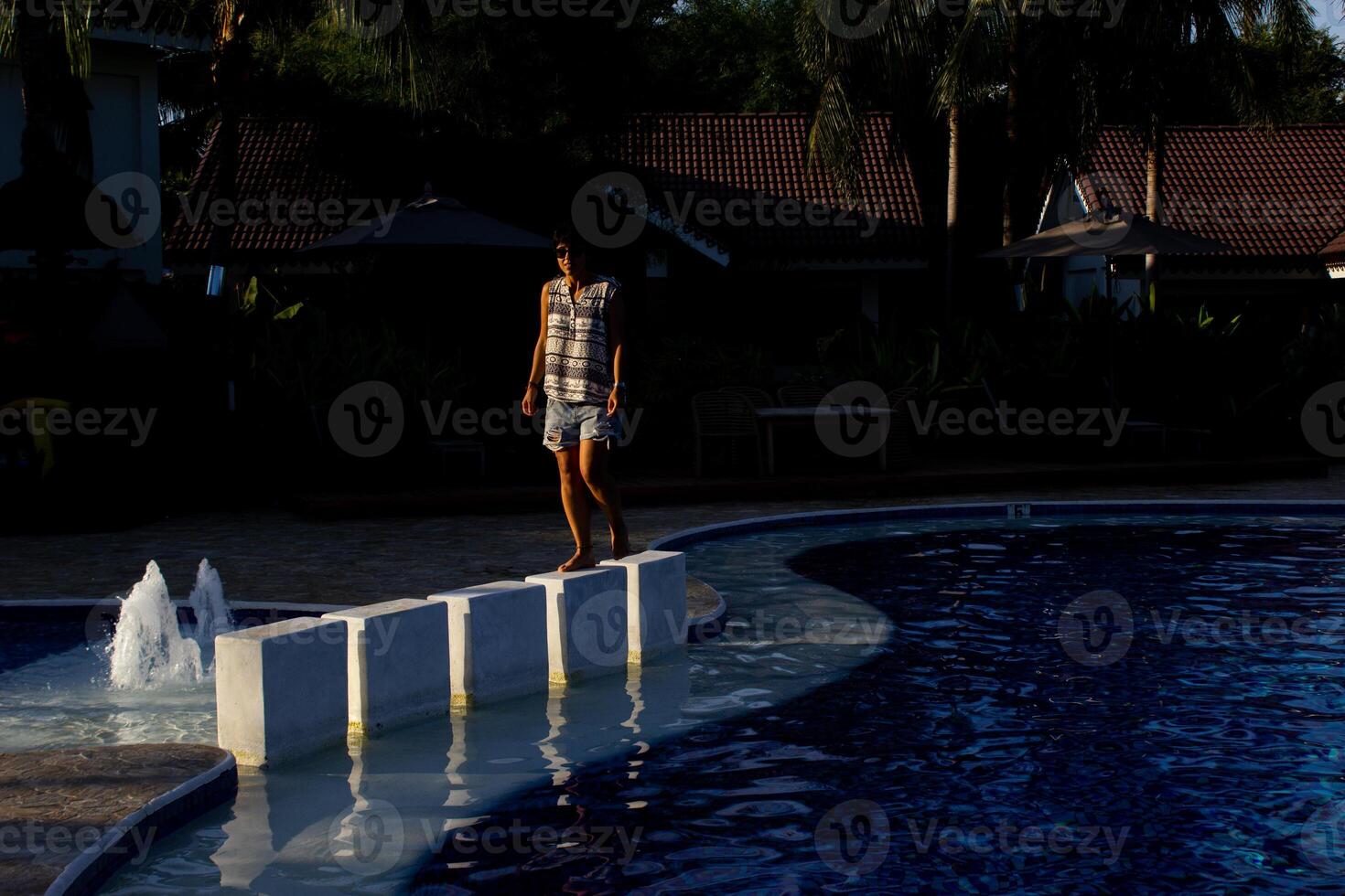 donna equilibratura su alcuni pietra blocchi. foto