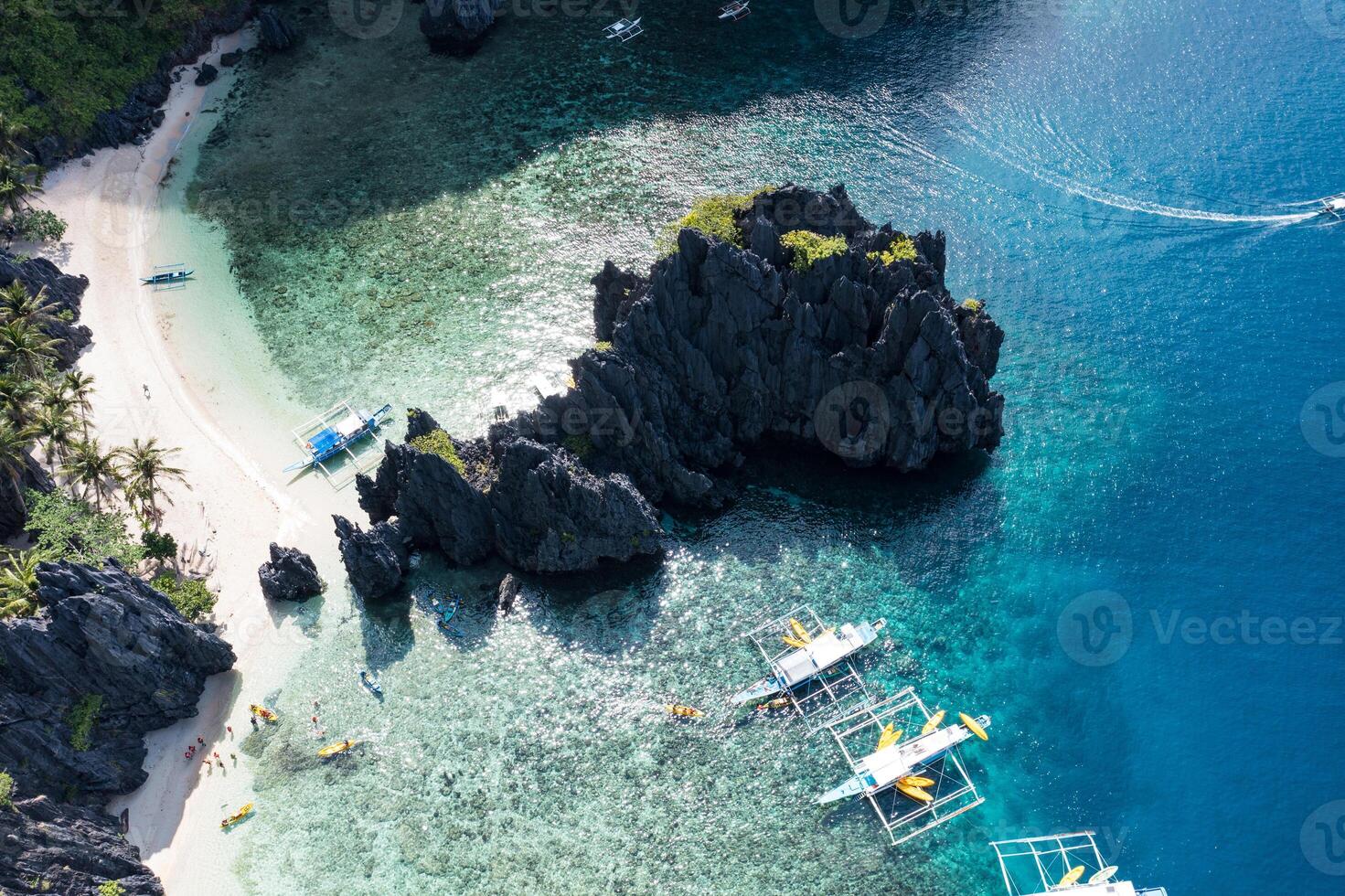 aereo Visualizza di diverso bangka barca, nel segreto laguna. foto