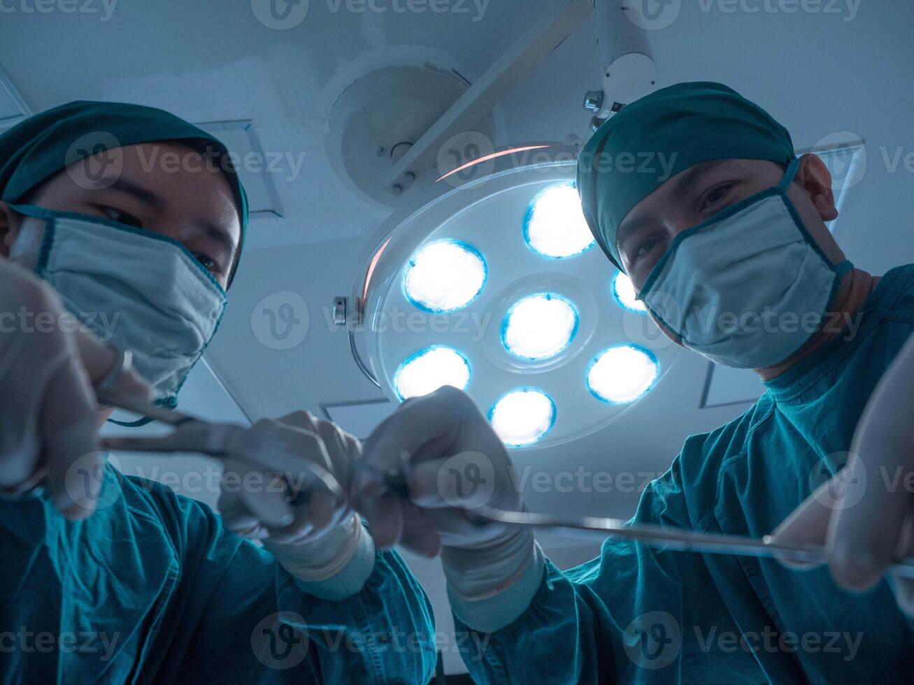 ospedale clinica laboratorio chirurgo chirurgia indossare uniforme maschera bianca medico infermiera personale assistenza Salute cura trattamento chirurgico competenza paziente attrezzo attrezzatura operazione camera competenza medico opera foto