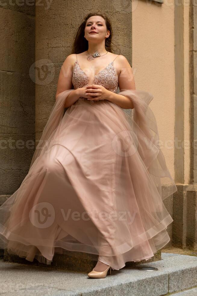 un' donna nel un' crema colorato vestito come un' Principessa foto