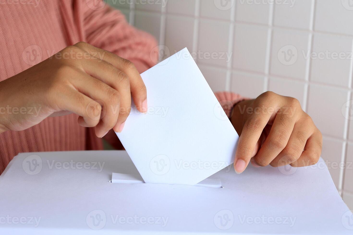 femmina mano mettere votazione carta per scrutinio scatola foto