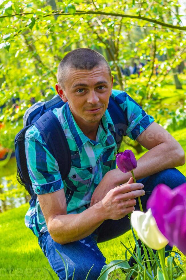 uomo turista con tulipano fiori nel parco nel lisse Olanda. foto