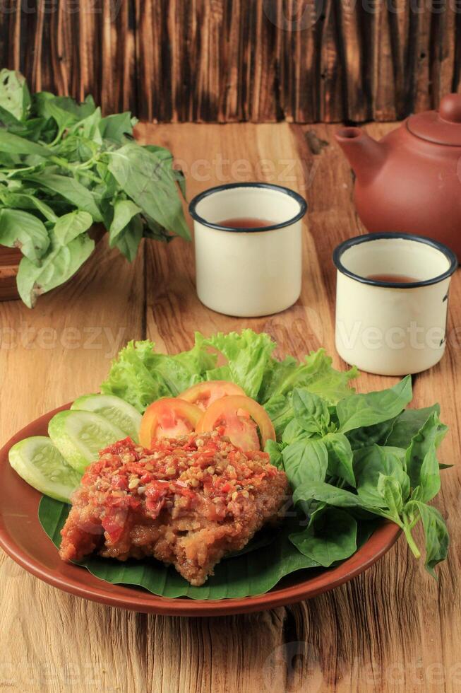 ayam geprek Sambal bawang, croccante fritte pollo e speziato aglio salsa. foto