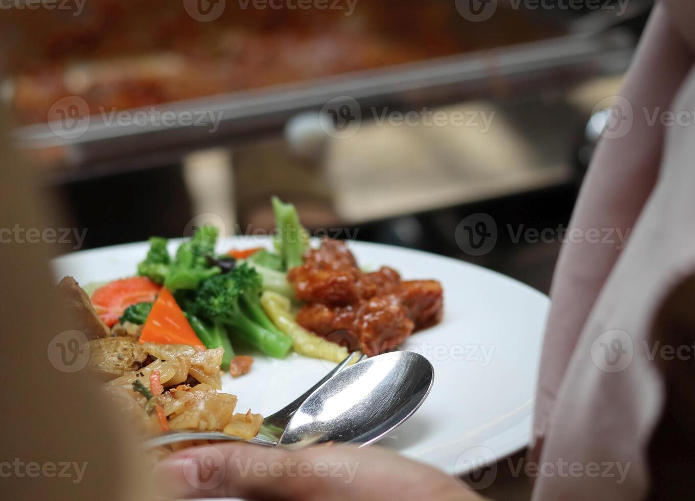 assunzione cibo nel ristorante foto