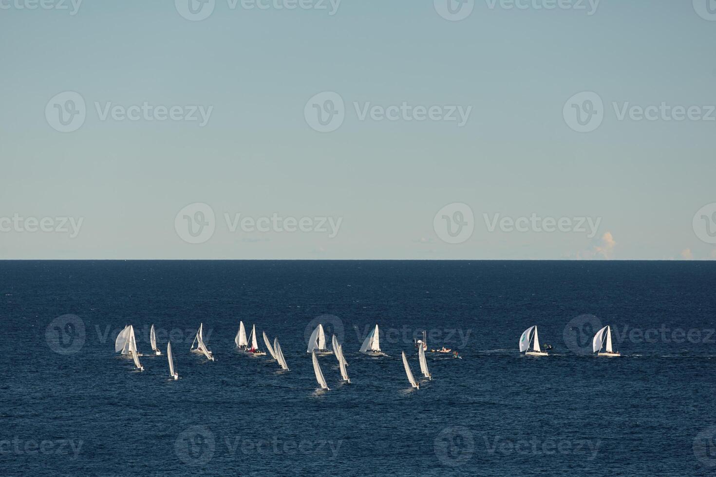 un' lotto di vela Barche e yachts nel il mare andato su un' andare in barca viaggio vicino porta Ercole nel monaco, monte Carlo, vela regata, gara foto