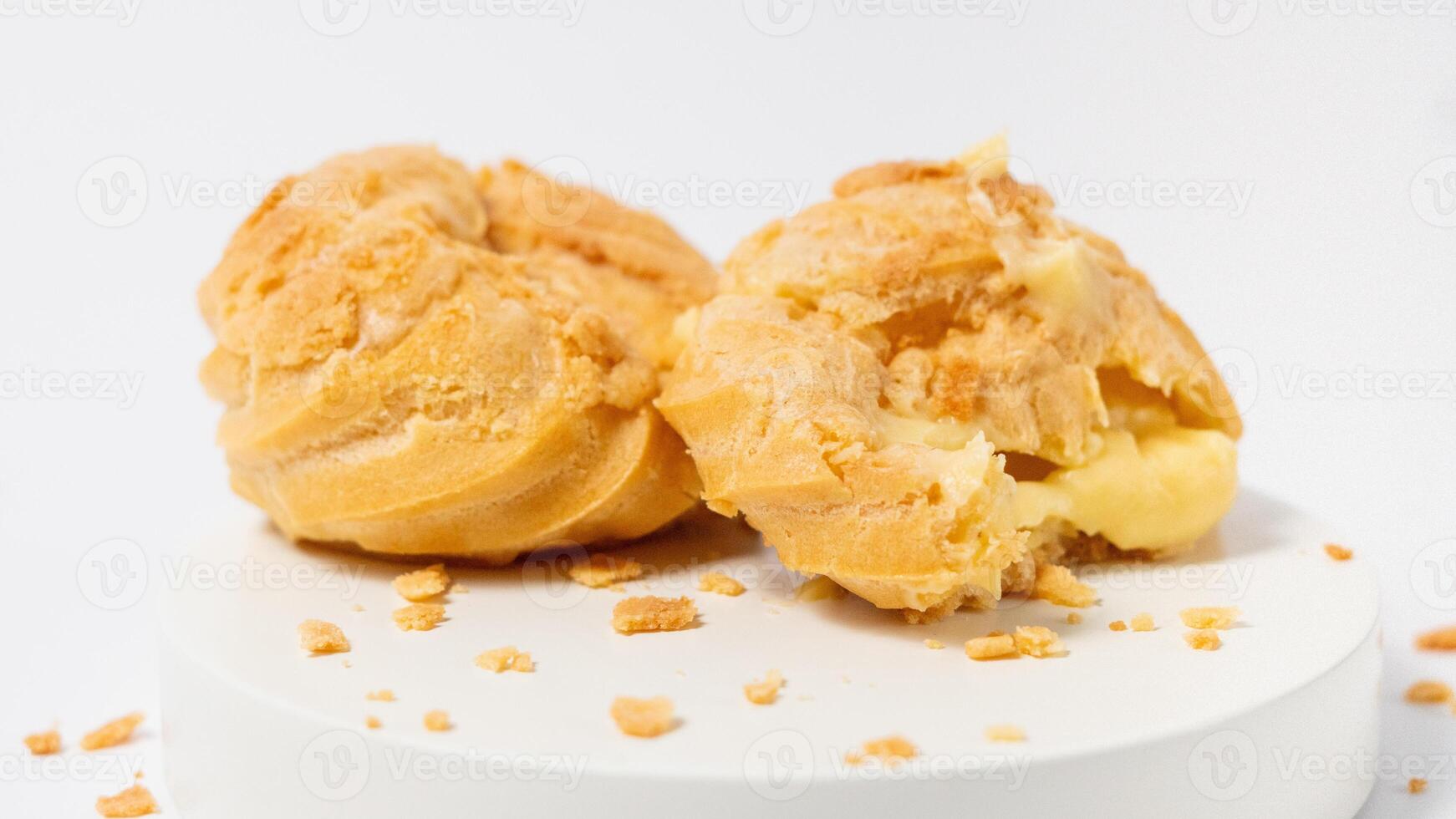 appena al forno crema sbuffi o vaniglia eclairs isolato su bianca sfondo foto