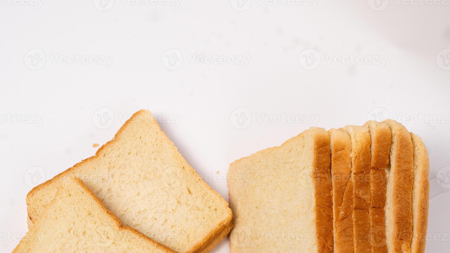 affettato pane isolato su bianca sfondo con ritaglio sentiero. foto
