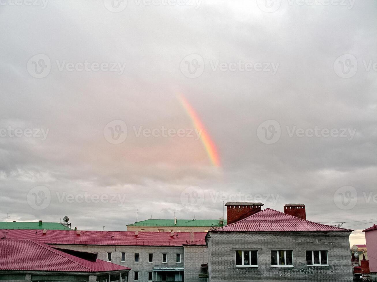 arcobaleno al di sopra di il città. naturale fenomeno è un' arcobaleno. foto