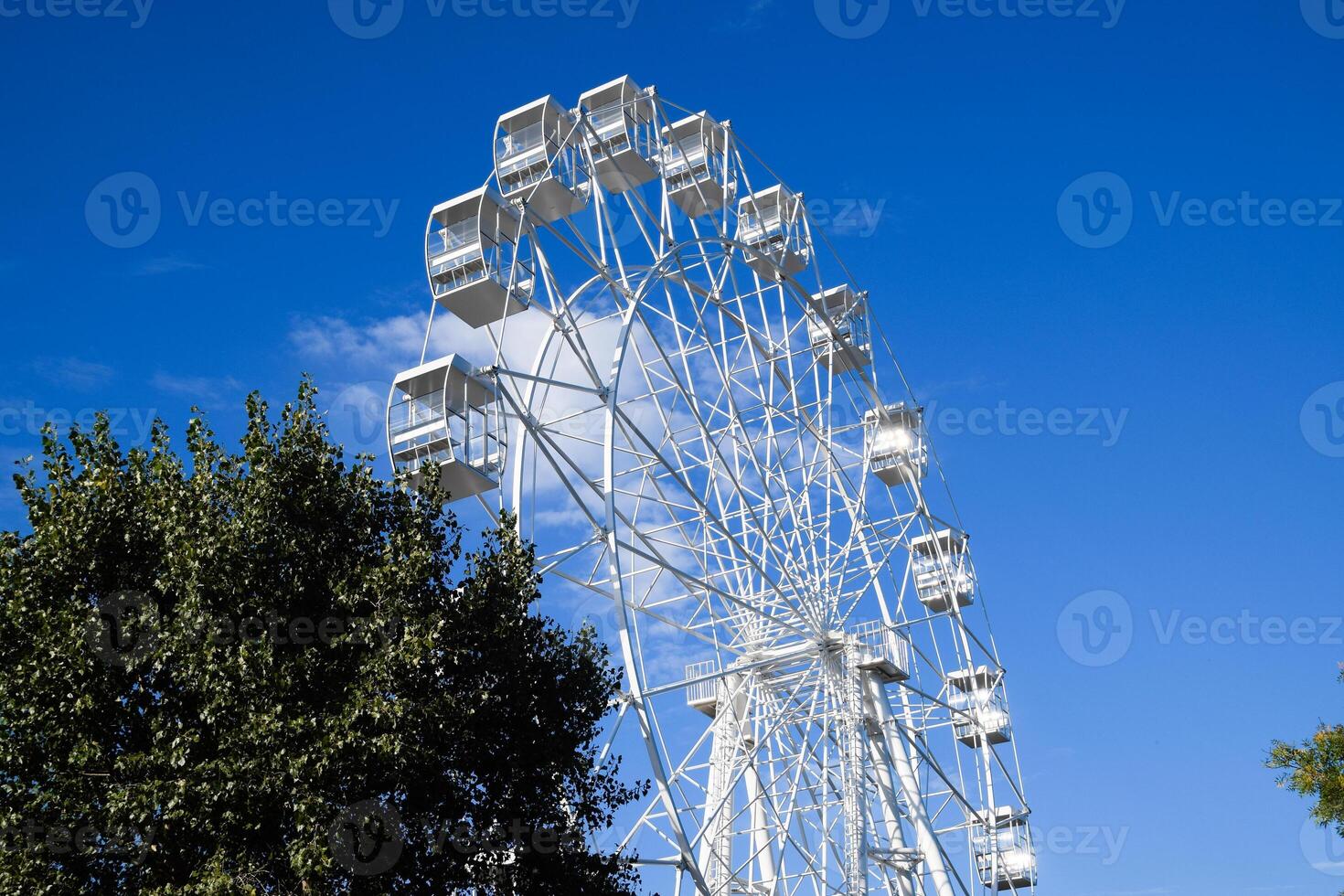 bianca Ferris ruota contro il blu cielo. Ferris ruota nel il parco foto