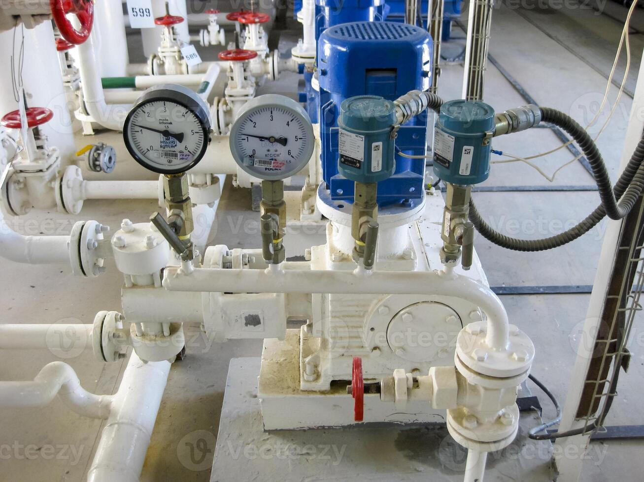 pompe dosatori manometro attrezzatura per primario olio raffinazione. foto