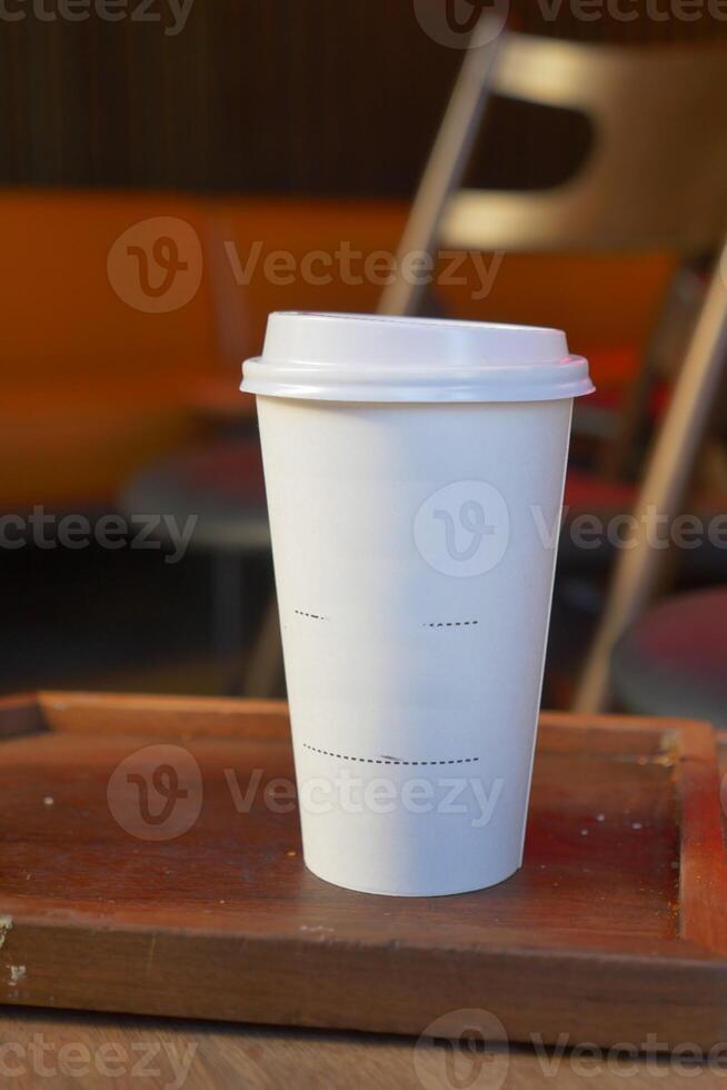 vuoto prendere lontano kraft caffè tazza su tavolo , foto