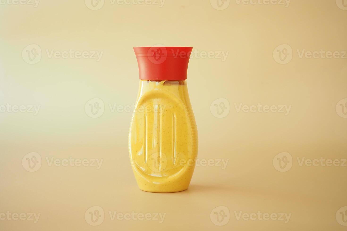 mostarda Maionese nel giallo contenitore su giallo sfondo foto