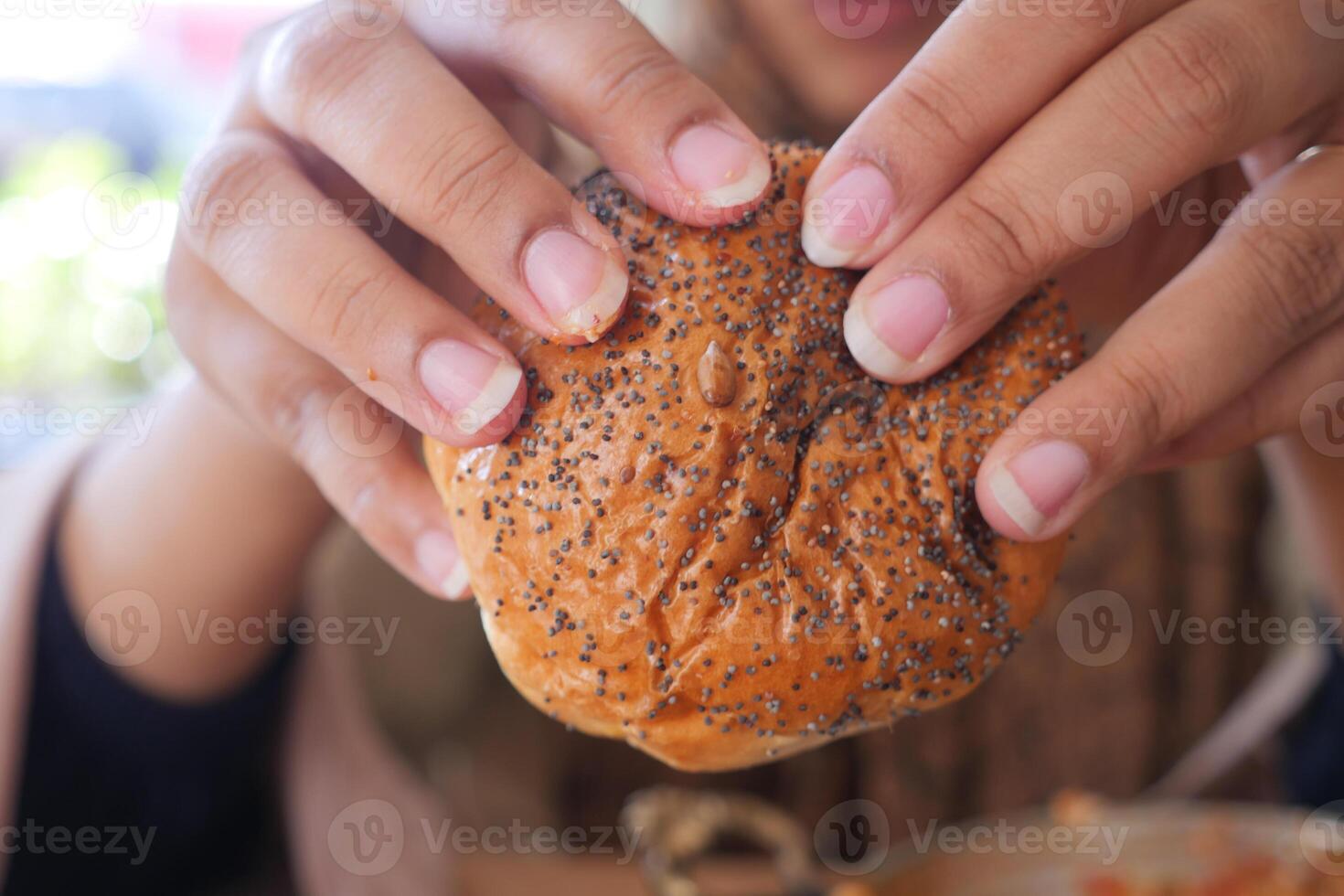 donne mano raccogliere al forno ciambella su tavolo foto