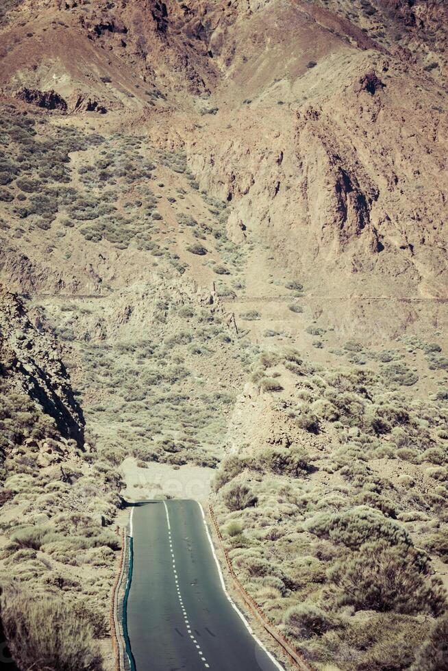 lava rocce e strada nel nazionale parco EL teide su canario isola di tenerife foto