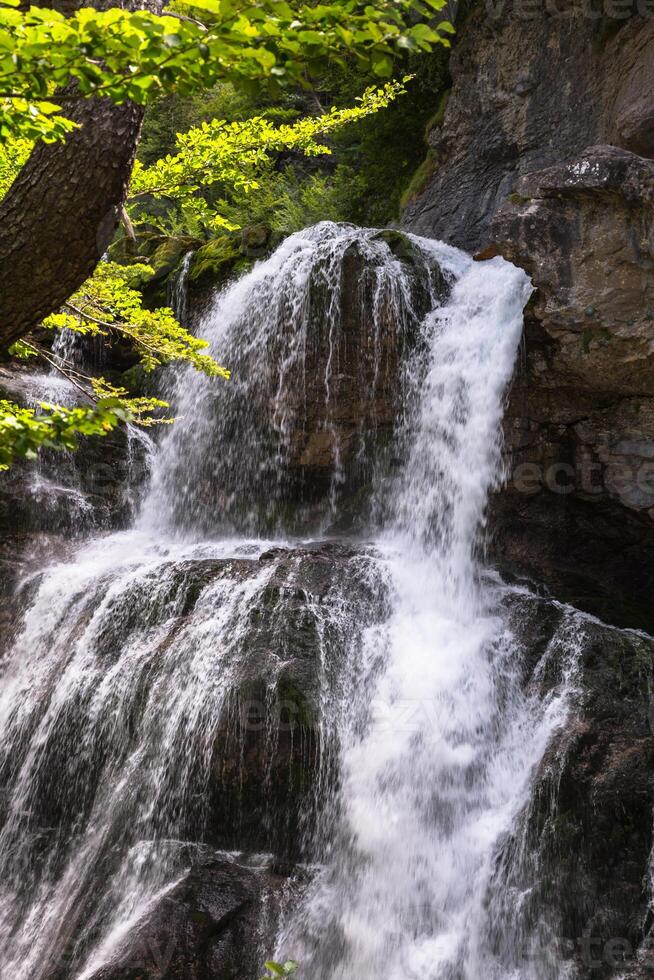 cascada de la cueva cascata nel ordesa valle pirenei Huesca Spagna arazas fiume foto