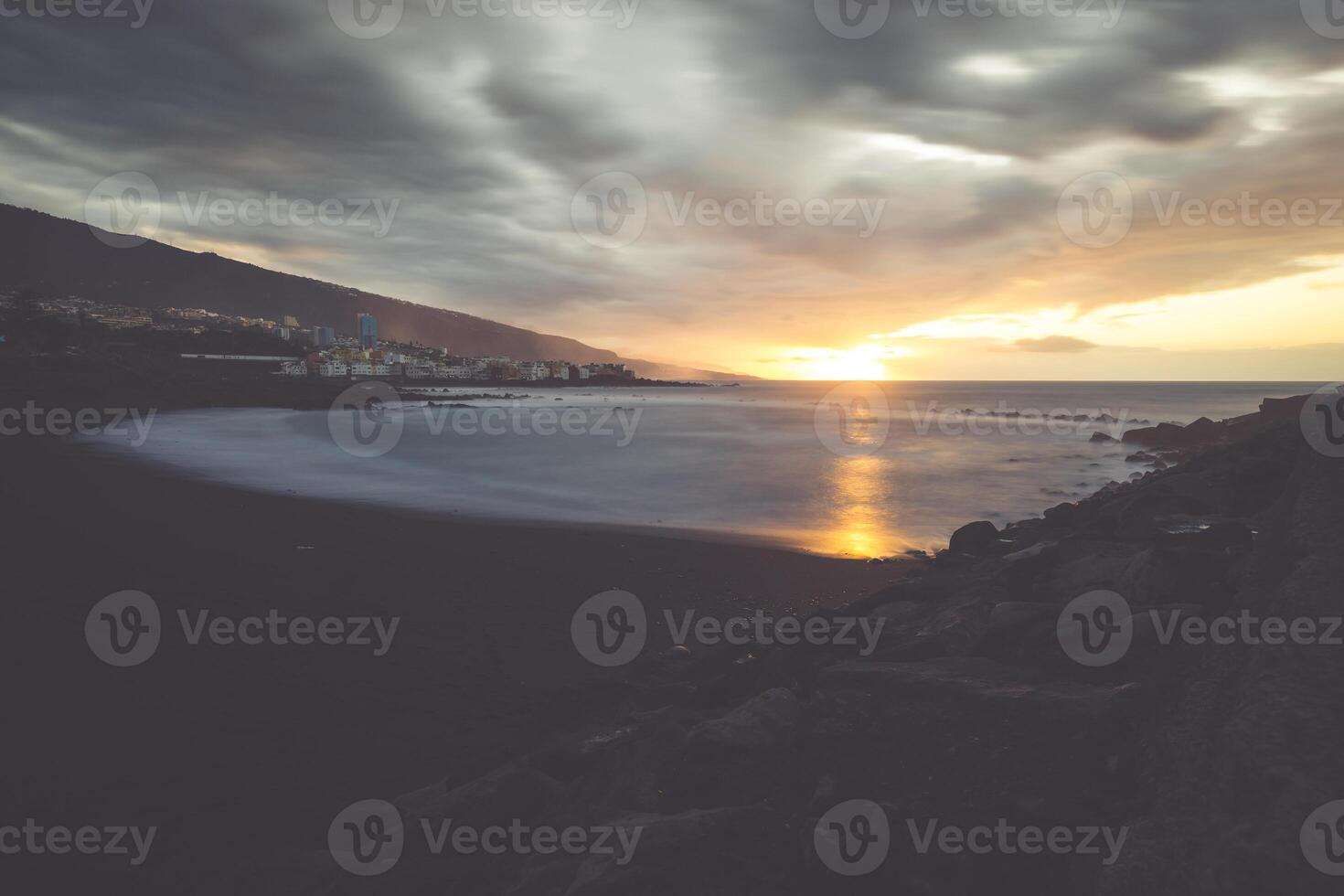 nero ciottolo spiaggia nel puerto de la Cruz di il tramonto , tenerife, canarino isole Spagna foto