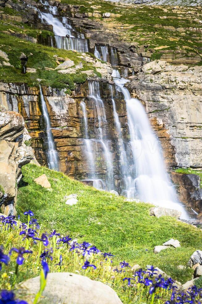 cascata de cotatuero sotto monte perdido a ordesa valle aragona Huesca pirenei di Spagna foto