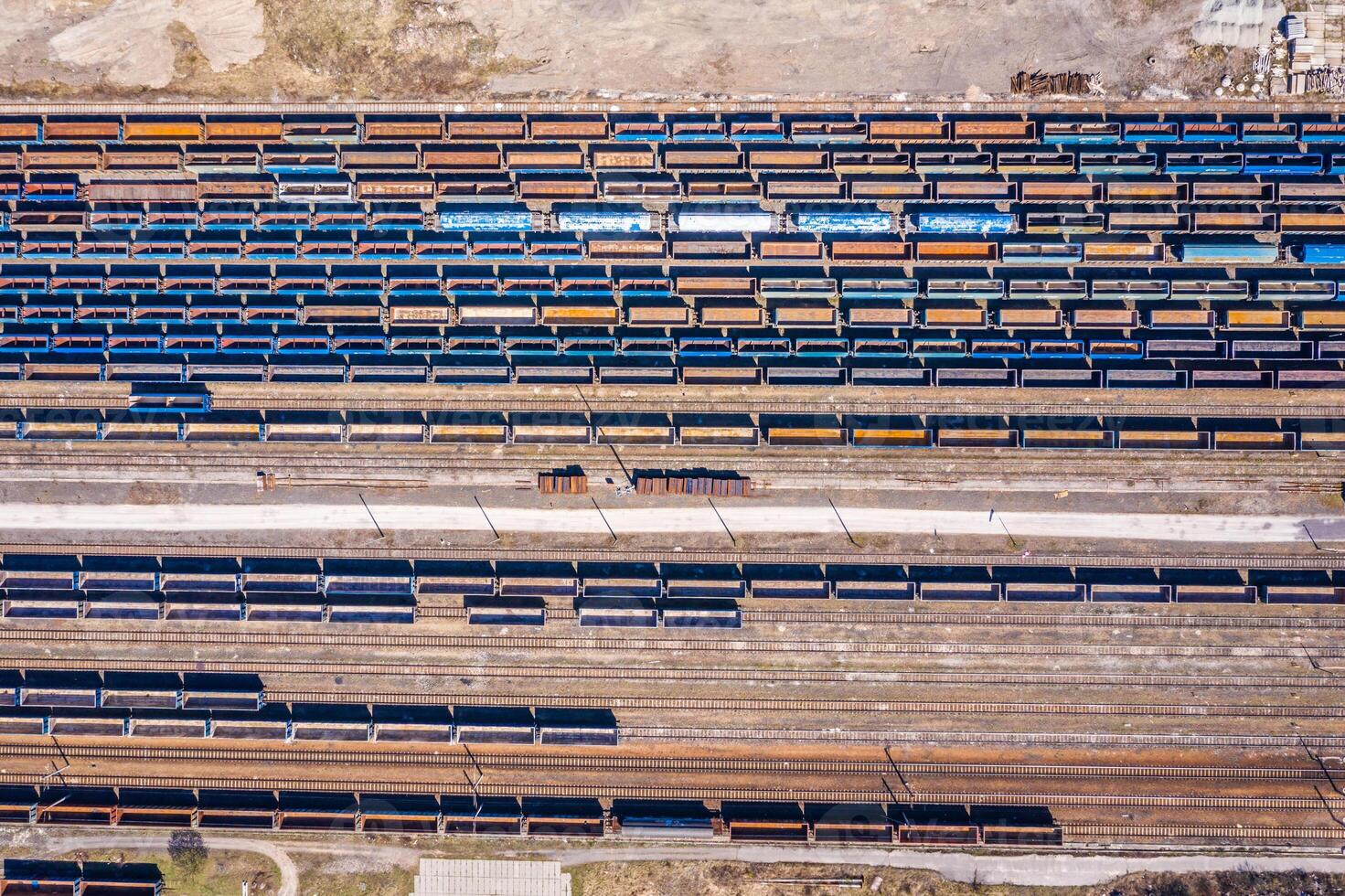 carico treni. aereo Visualizza di colorato nolo treni su il ferrovia stazione. carri con merce su ferrovia.aereo Visualizza foto