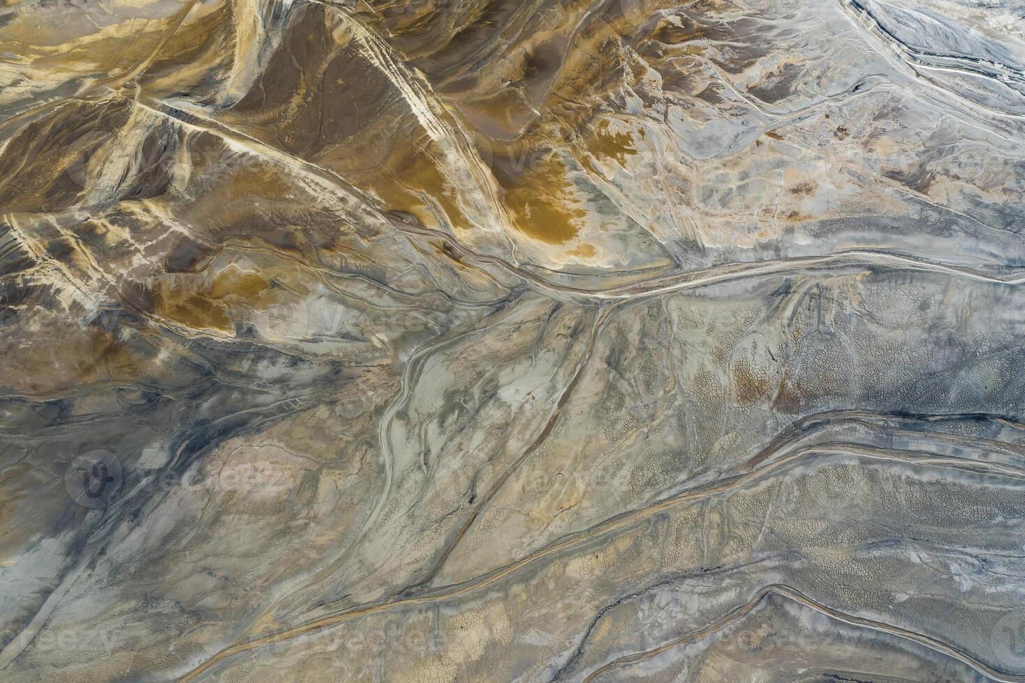 degradato paesaggio. distrutto terra. Visualizza a partire dal sopra. surrealistico lago.umano urto su il ambiente. Visualizza a partire dal sopra. foto catturato con fuco