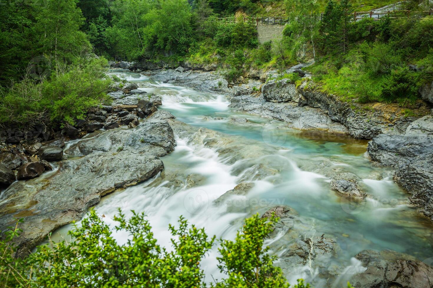 ebro fiume attraverso un' valle nel Cantabria, Spagna foto