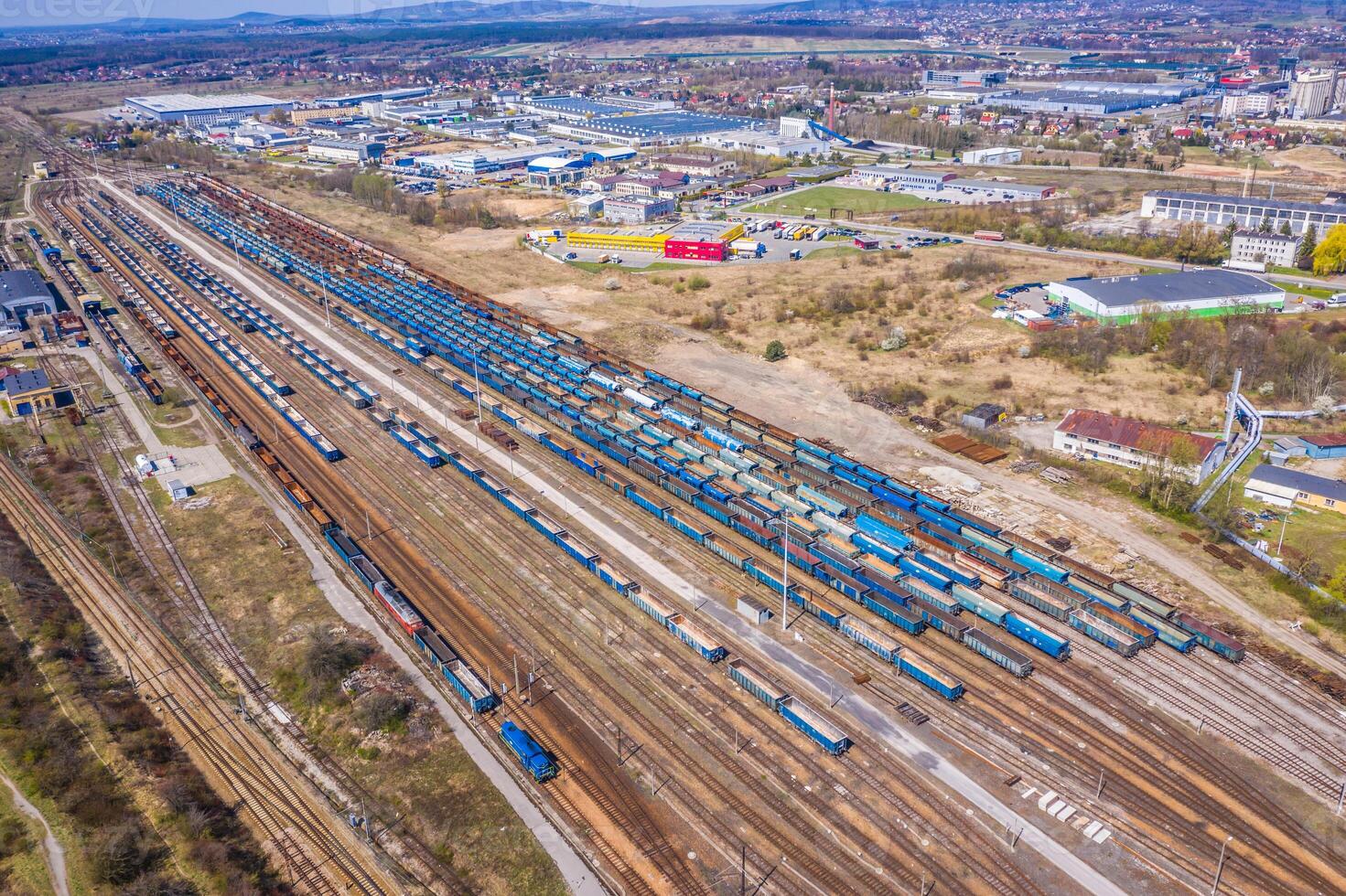 carico treni. aereo Visualizza di colorato nolo treni su il ferrovia stazione. carri con merce su ferrovia.aereo Visualizza foto