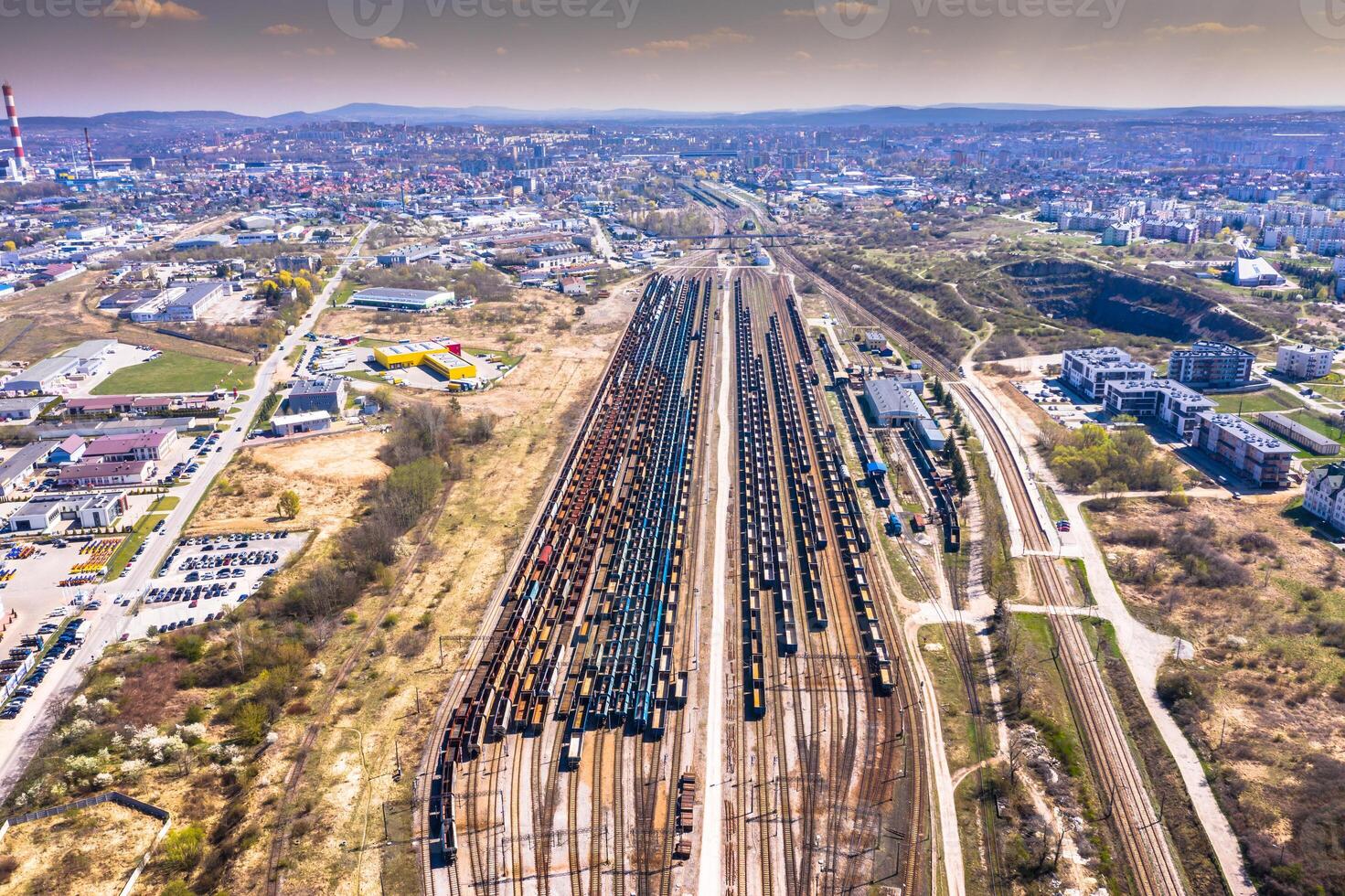 carico treni. aereo Visualizza di colorato nolo treni su il ferrovia stazione. carri con merce su ferrovia.aereo Visualizza foto