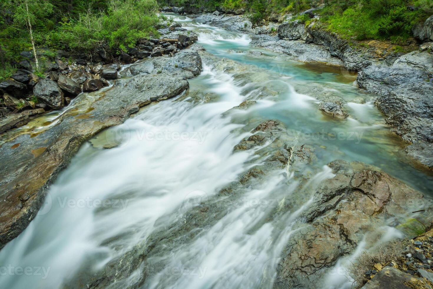 ebro fiume attraverso un' valle nel Cantabria, Spagna foto