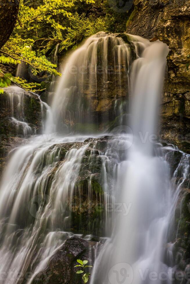 cascada de la cueva cascata nel ordesa valle pirenei Huesca Spagna arazas fiume foto