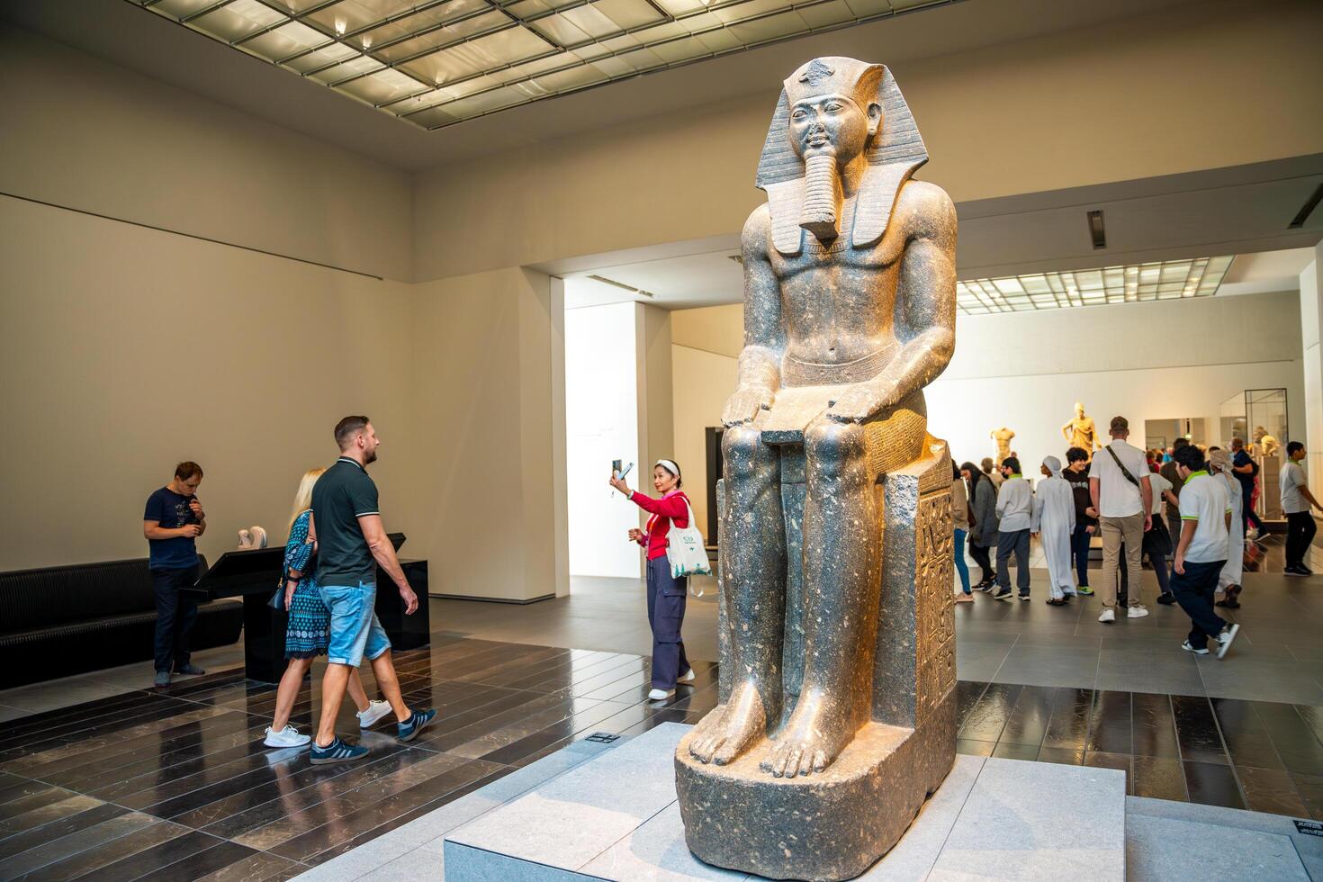 abu dhabi, Emirati Arabi Uniti - dicembre 6, 2023 interno di persiana di ventilazione e visitatori guardare a mostre, Museo nel abu dhabi, Emirati Arabi Uniti foto