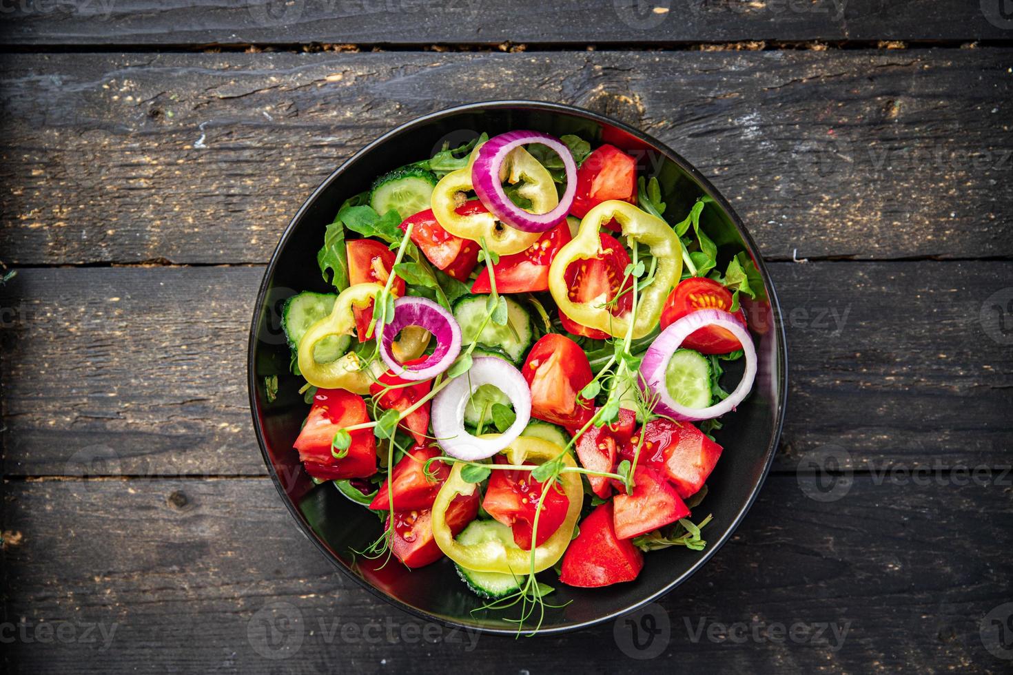 insalata di verdure pomodoro, cetriolo, pepe foto